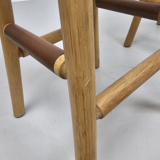 Image 1 of 2 herstoffeerde vintage palmhouten barkrukken, teddy boucle