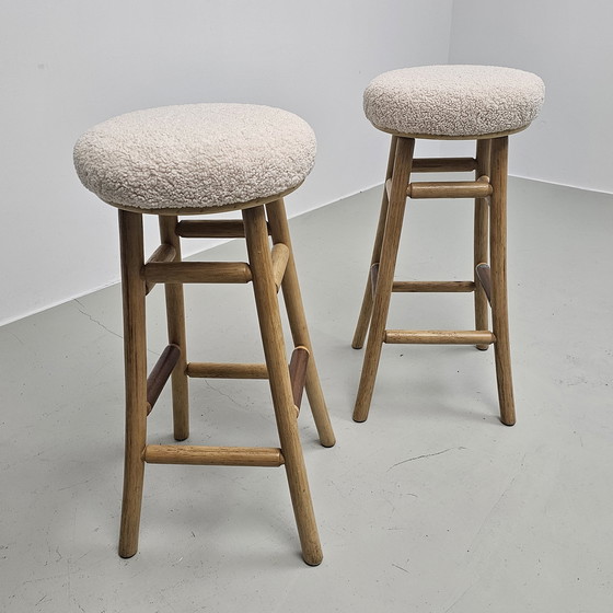 Image 1 of 2 herstoffeerde vintage palmhouten barkrukken, teddy boucle