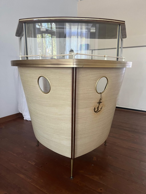 vintage bar in vorm van boot