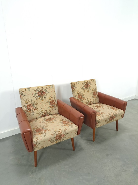 Image 1 of Fauteuils met bloemen bekleding en kunstleder