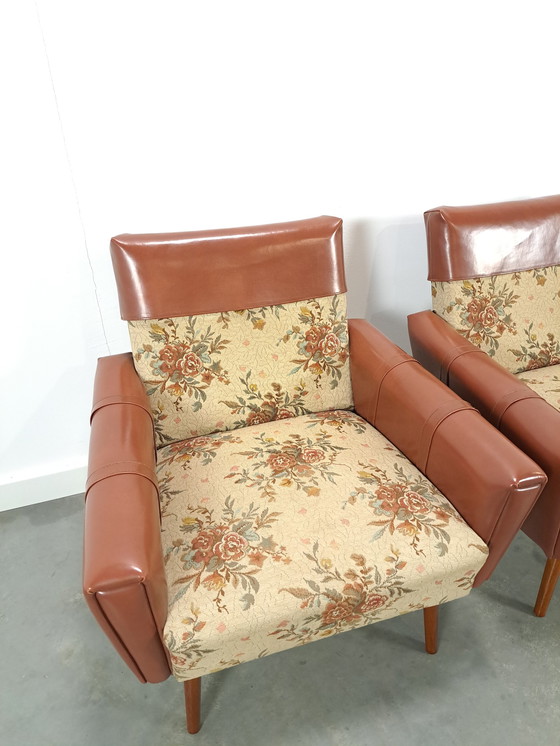 Image 1 of Fauteuils met bloemen bekleding en kunstleder