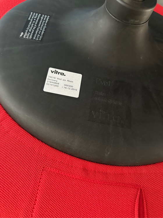 Image 1 of Vitra Pivot  design stoel 