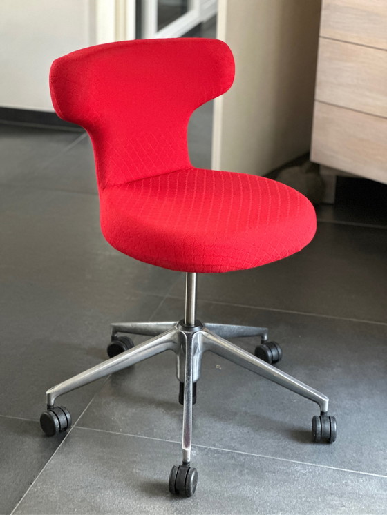 Image 1 of Vitra Pivot  design stoel 