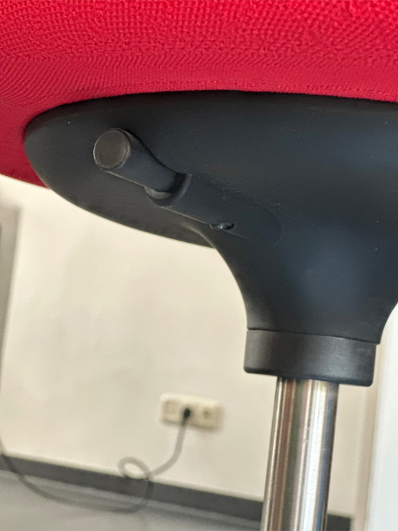 Image 1 of Vitra Pivot  design stoel 