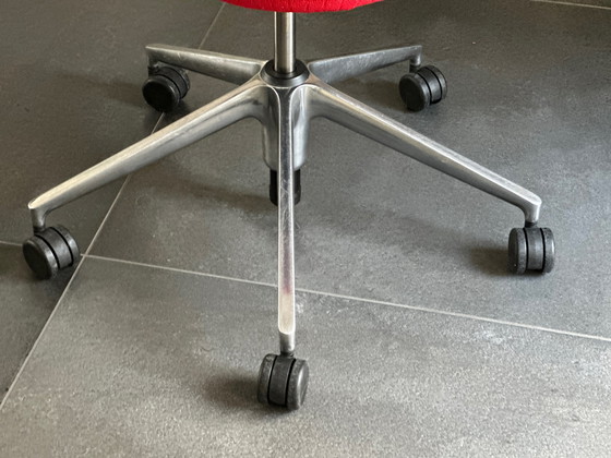 Image 1 of Vitra Pivot  design stoel 