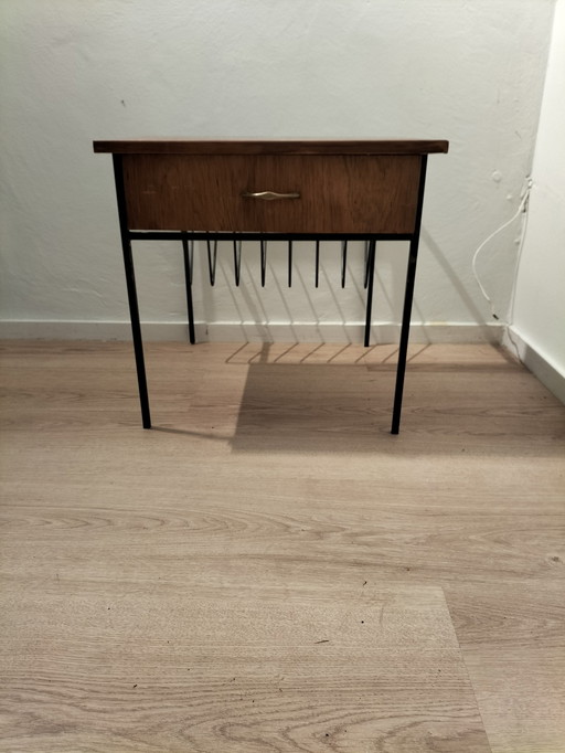 Vintage telefoon kastje krantenbak