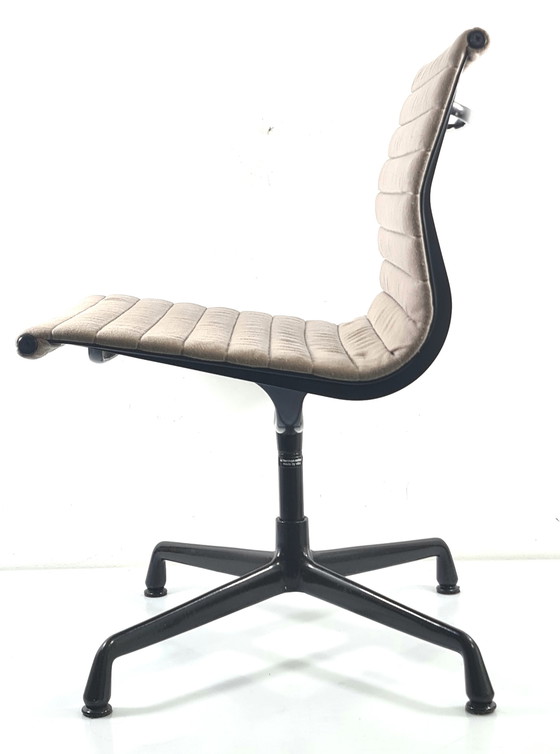 Image 1 of Vitra Charles Eames EA 106 stoel