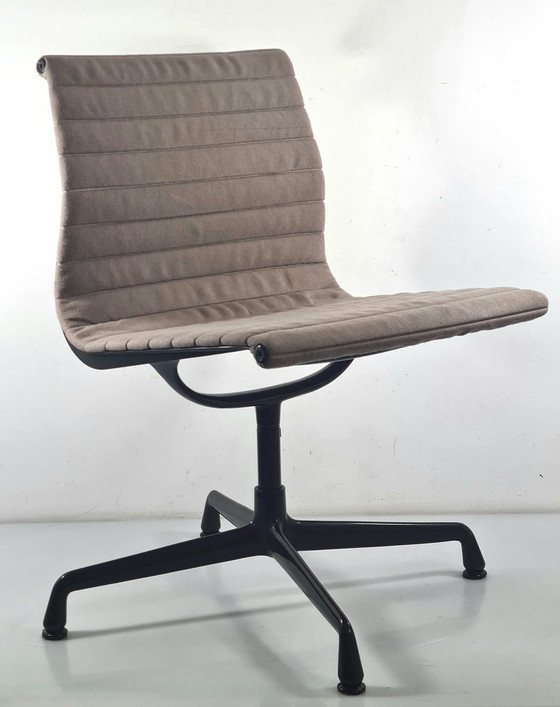 Image 1 of Vitra Charles Eames EA 106 stoel