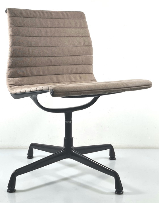 Image 1 of Vitra Charles Eames EA 106 stoel