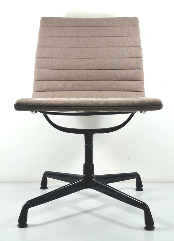 Image 1 of Vitra Charles Eames EA 106 stoel