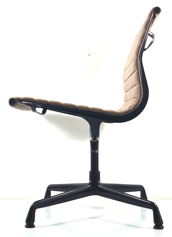 Image 1 of Vitra Charles Eames EA 106 stoel