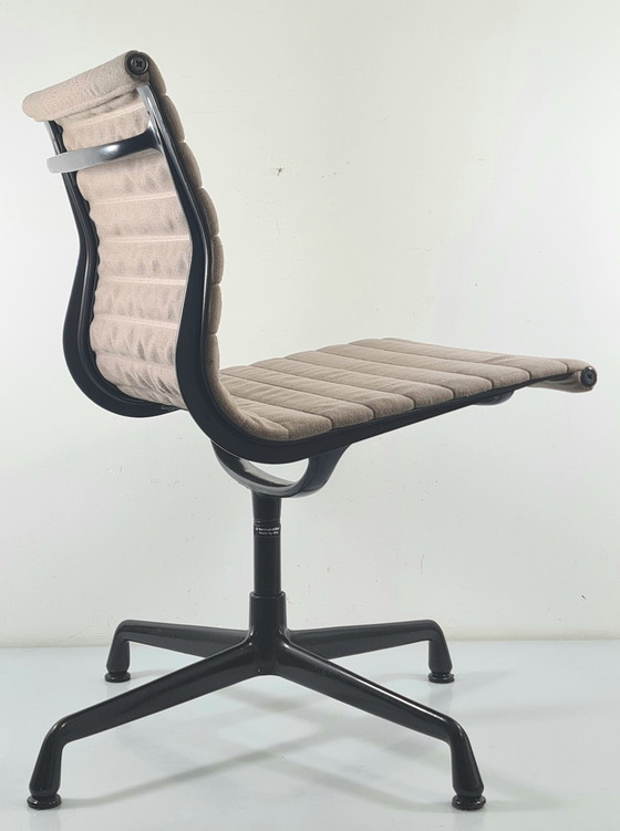 Image 1 of Vitra Charles Eames EA 106 stoel