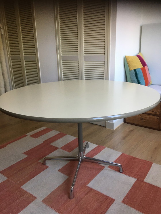 Image 1 of Herman Miller tafel