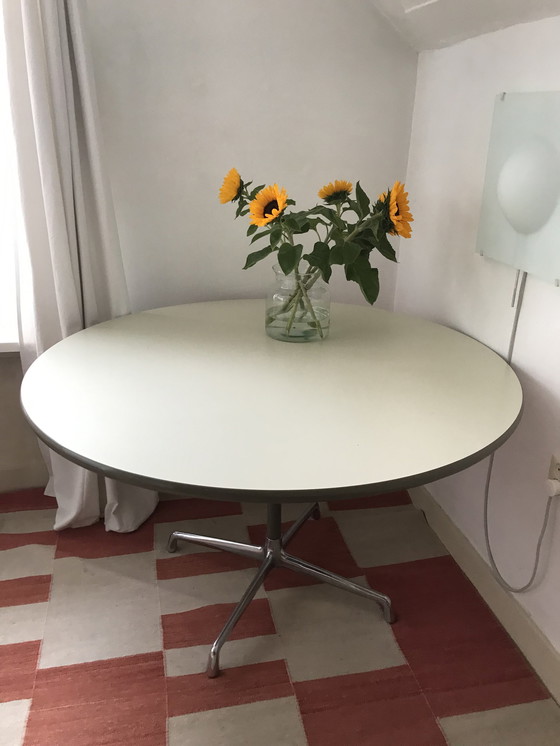 Image 1 of Herman Miller tafel