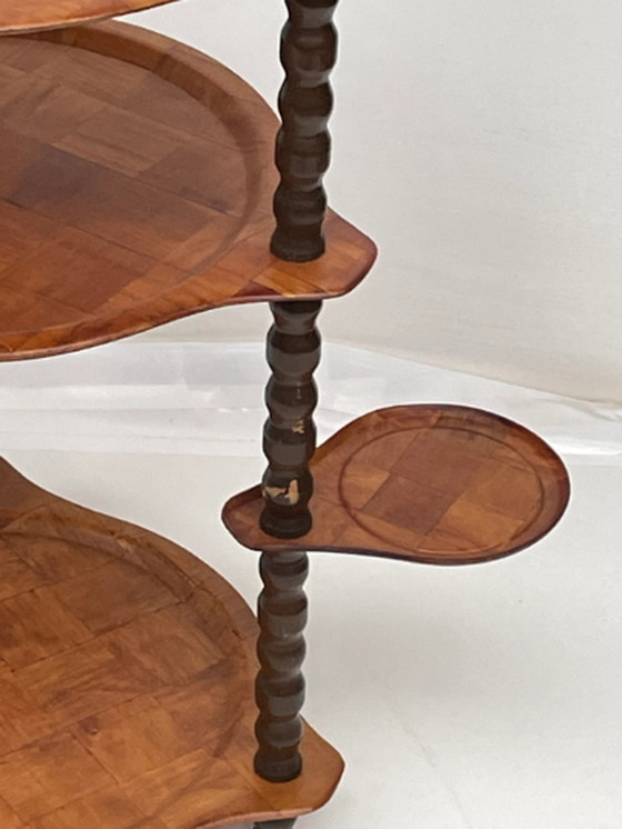 Image 1 of Vintage Scandinavisch - Taartstandaard / Etagaire / plantenstandaard - Verstelbare, uitgestoken planken en framewerk in klosstij