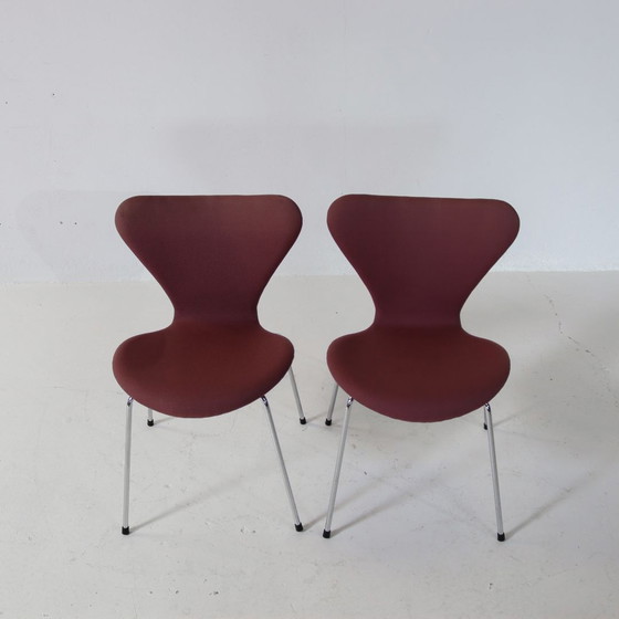 Image 1 of 2 x Fritz Hansen Butterfly stoelen