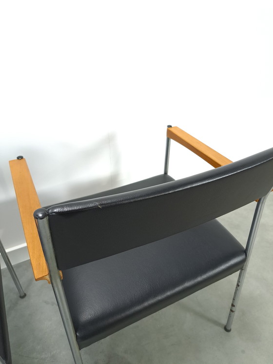 Image 1 of Stoelen DDR met chromen onderstel en zwarte bekleding