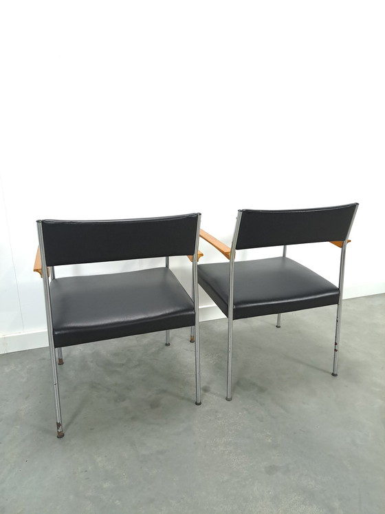 Image 1 of Stoelen DDR met chromen onderstel en zwarte bekleding