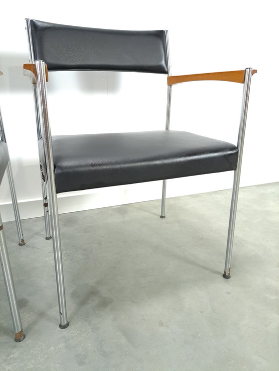 Image 1 of Stoelen DDR met chromen onderstel en zwarte bekleding