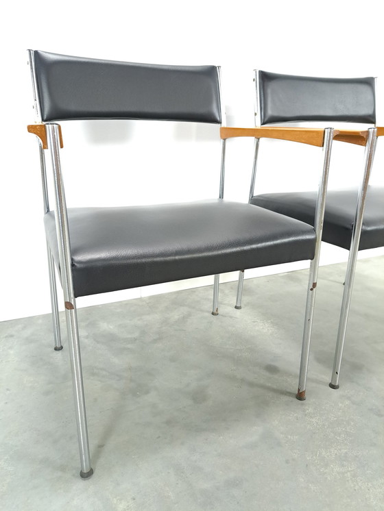 Image 1 of Stoelen DDR met chromen onderstel en zwarte bekleding