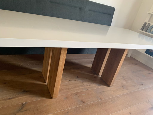 Eettafel met houten onderstel