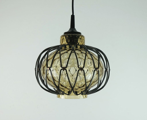 Hanglamp van rookglas uit het mid century 60 met metalen frame 