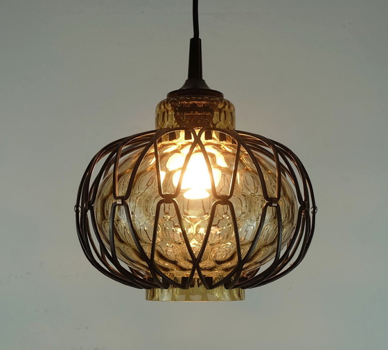 Image 1 of Hanglamp van rookglas uit het mid century 60 met metalen frame 