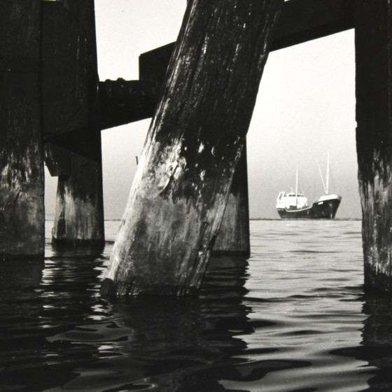 Image 1 of Aart Klein (1909-2001) Ontwikkelgelatinezilverdruk op bariet papier, Mooring Post Rotterdam 1958, gesigneerd en gestempeld 