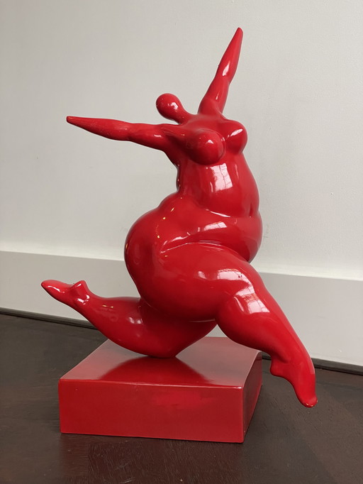 Lady in Red sculptuur