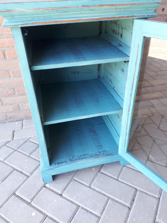 Image 1 of Blauwe houten vitrinekast 