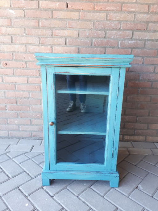 Blauwe houten vitrinekast 