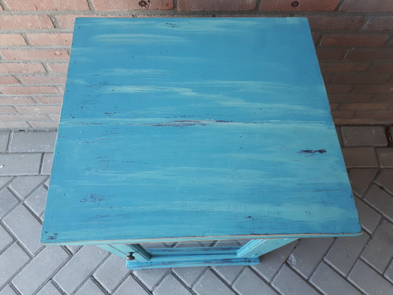 Image 1 of Blauwe houten vitrinekast 