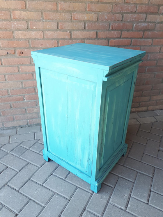 Image 1 of Blauwe houten vitrinekast 