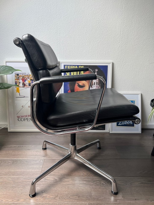 Vitra EA 208 Soft Pad chair