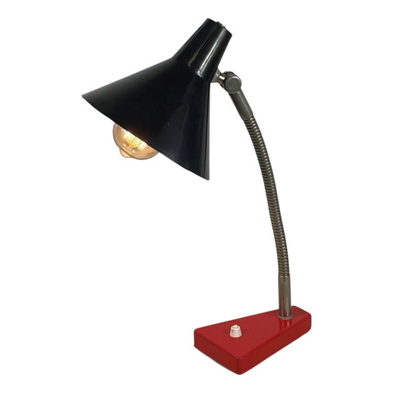 Image 1 of Hala Zeist- Bureaulamp - Zwarte kap en rode voet - Nieuwe bedrading