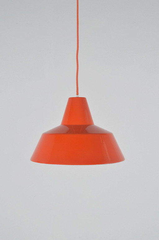 Emaille hanglamp ontworpen door Axel Wedel Madsen voor Louis Poulsen, jaren '60