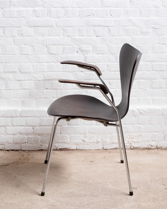 Image 1 of 2x Arne Jacobsen fauteuils model 3207