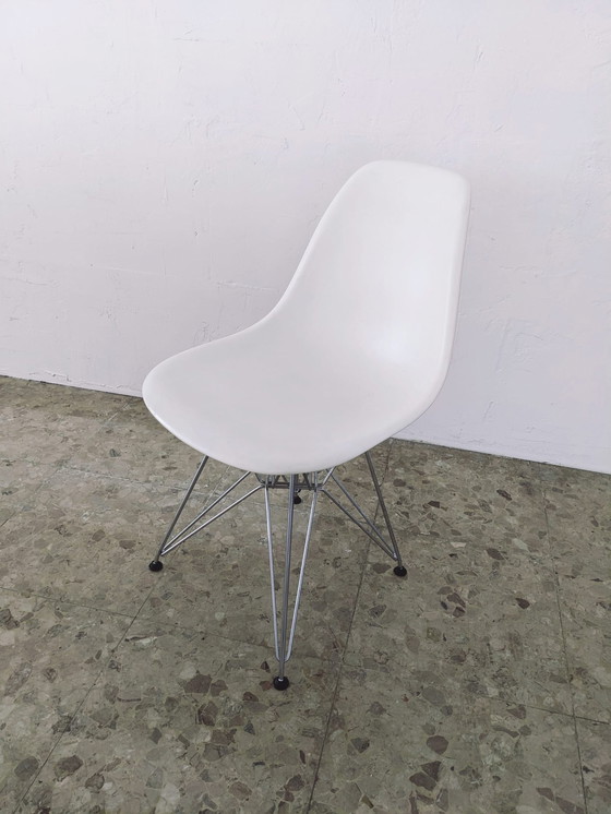 Image 1 of 4x Vitra Eames DSR dining chairs