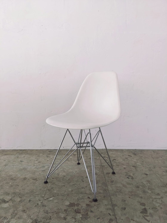 Image 1 of 4x Vitra Eames DSR dining chairs