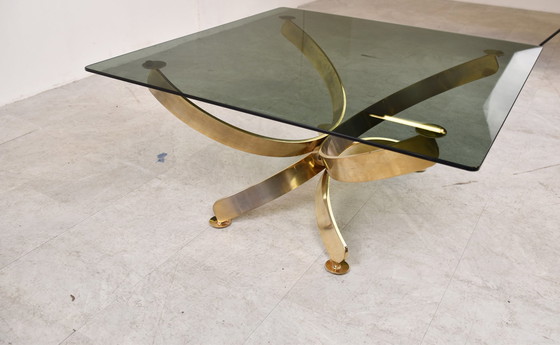 Image 1 of Halverwege de eeuw Italiaanse salontafel van messing en rookglas