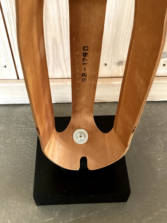 Image 1 of Ray & Charles Eames legsplint  plywood sculptuur