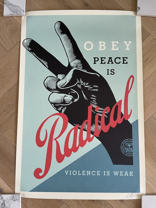 Vrede is radicaal, ondertekend en gedateerd door Shepard Fairey (OBEY)