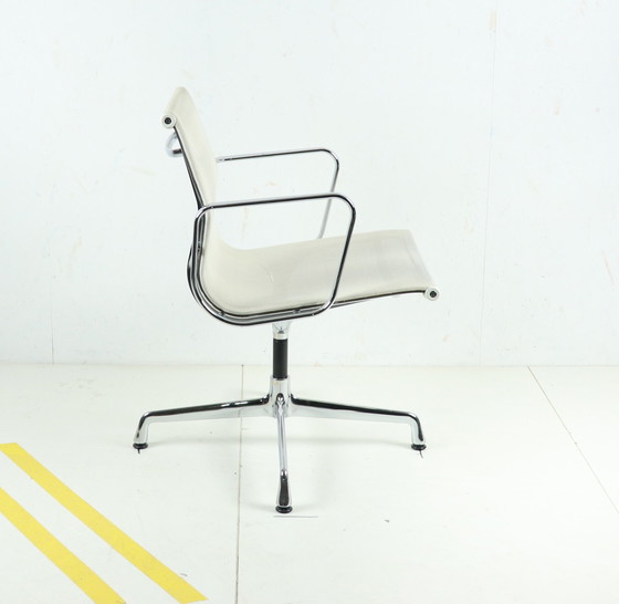 Image 1 of Vitra Eames EA 108 netweave vergaderstoel