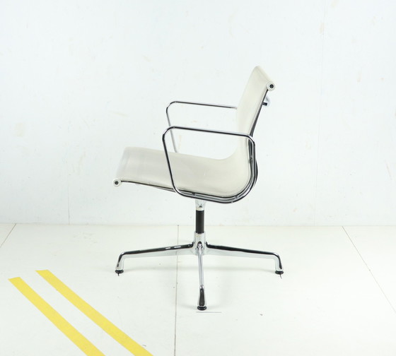 Image 1 of Vitra Eames EA 108 netweave vergaderstoel