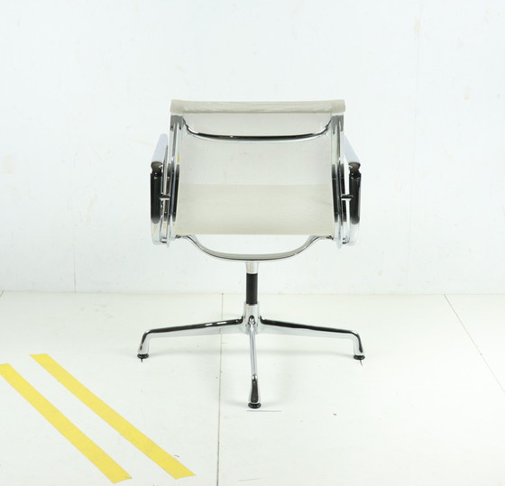 Image 1 of Vitra Eames EA 108 netweave vergaderstoel