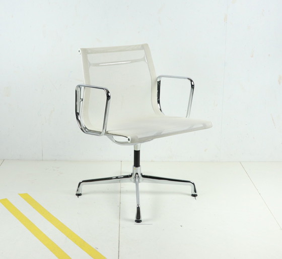 Image 1 of Vitra Eames EA 108 netweave vergaderstoel