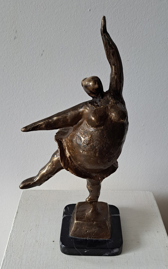 Image 1 of Vrolijk dansende vrouw beeldje