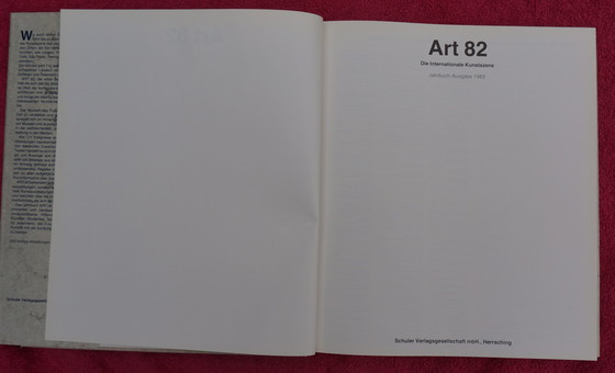 Image 1 of KUNST '82. De internationale kunstscène. Jaarboek editie 1983