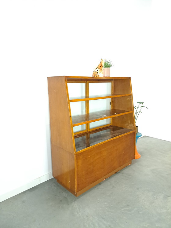 Image 1 of Fineer toonbank, winkel vitrine met schuifdeuren, vintage toonbank