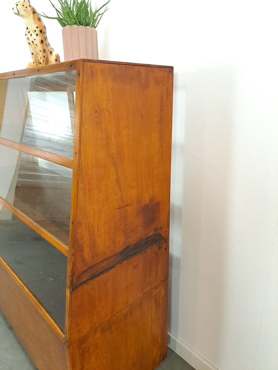 Image 1 of Fineer toonbank, winkel vitrine met schuifdeuren, vintage toonbank